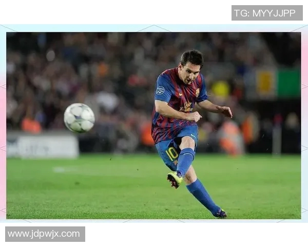 足球明星与女友的浪漫旅程揭示爱情背后的故事与挑战