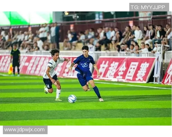 足球明星携儿子共赏精彩比赛瞬间温馨互动视频记录父子情深